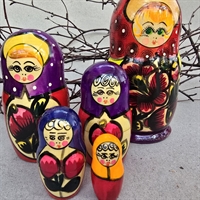 haanddrejet-haandmalet-trae-dukker-russiske-babuskadukker-gamle-samlerdukker